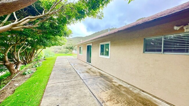 Building Photo - Beautiful, Single Story, Private Entry, De...