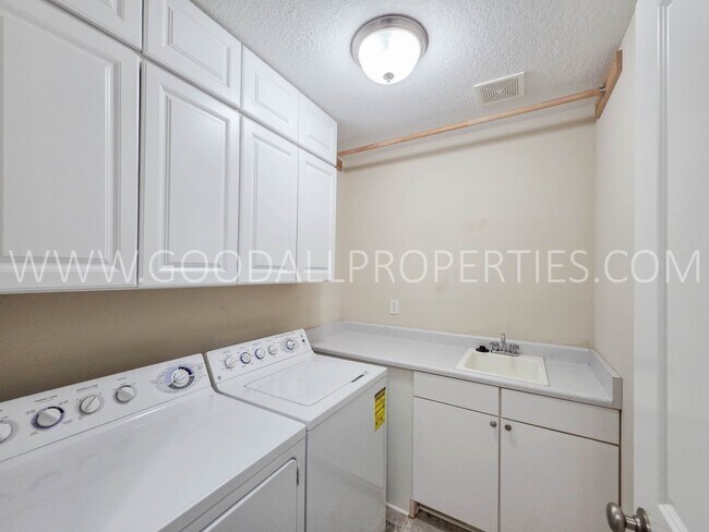 Building Photo - END OF SUMMER SPECIAL! $100 Off Rent for the First 6 Months | 4BR Urbandale Home with 3-Car Garage