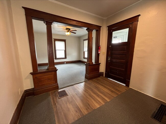 Building Photo - 808 W Walnut St
