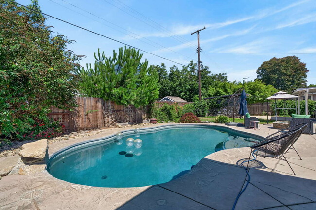 Building Photo - Spacious 4-Bed Oasis with 2 Full Baths