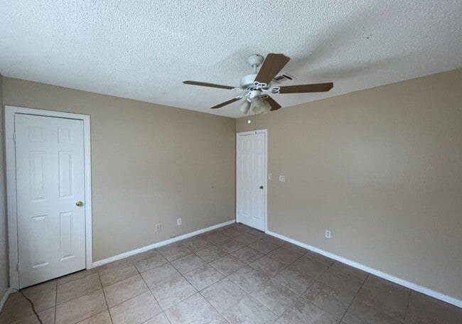Building Photo - Beautiful 4 Bedroom 2 Bathroom house ( Smo...
