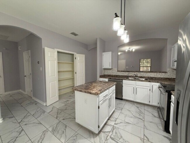 Building Photo - Las Ventanas off Highway 359!