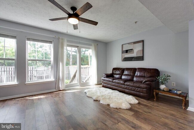 Building Photo - 8893 Papillon Dr