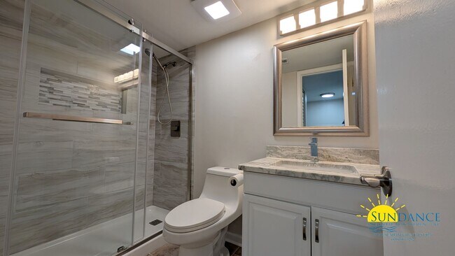 Building Photo - Expansive waterfront covered patio off this fully renovated Fort Walton Condo!