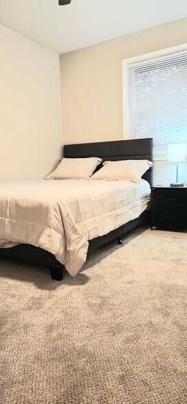 Building Photo - 948 White Oak Dr