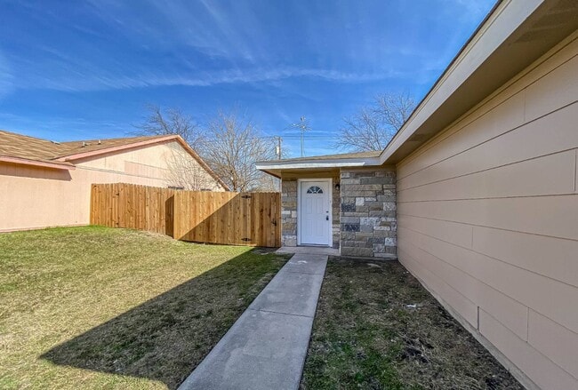 Building Photo - 2208 Shoemaker Dr