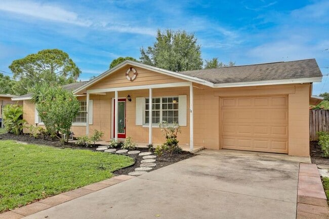 Building Photo - Beautiful 3/2 Spacious Pool Home with a Fenced Backyard and 1 Car Garage in Lake Marsha - Orlando!
