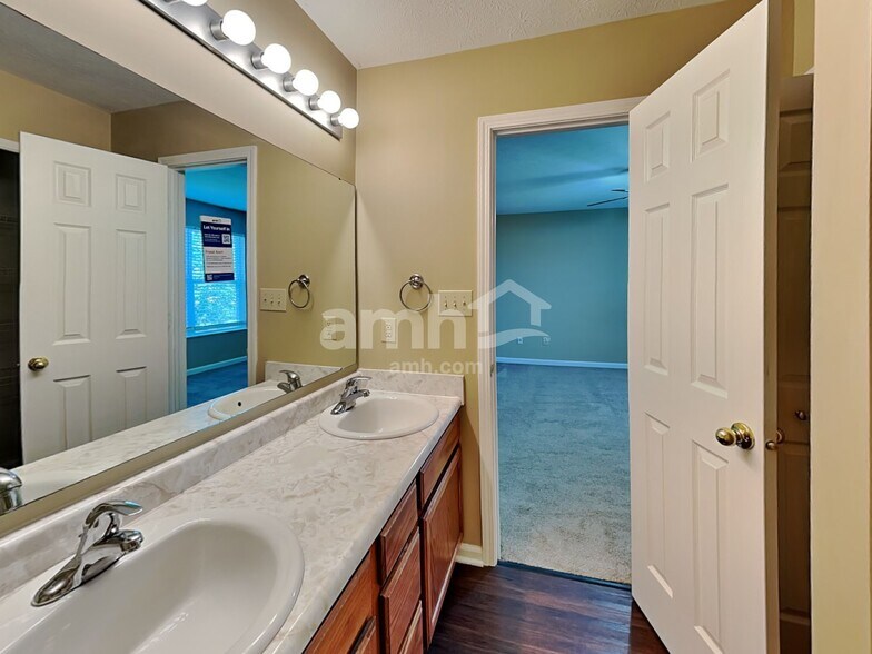 Building Photo - 6658 W Longview Dr