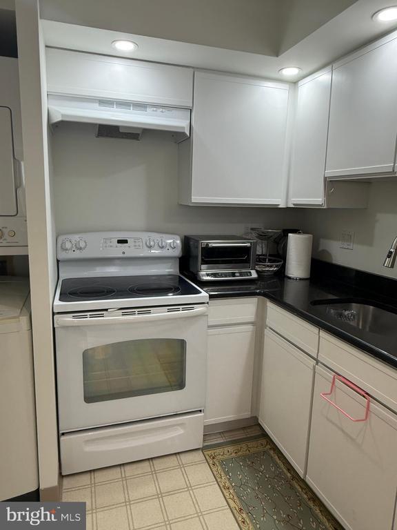 Building Photo - 200 Lombard St