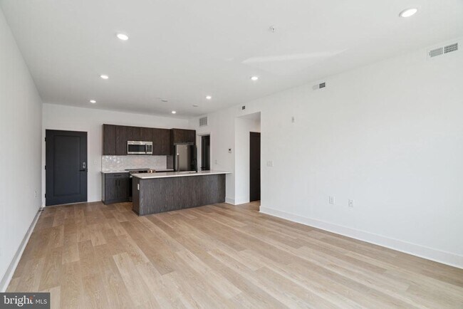 Building Photo - 1419 W Grange Ave