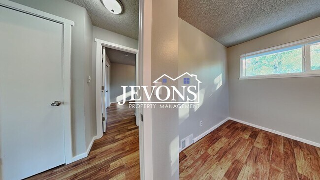 Building Photo - Inviting 2-bedroom 4-plex near Pritchard I...