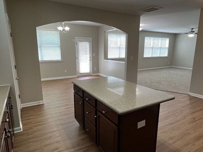 Building Photo - Great 4 Bed Home in Desired Winding Walk C...