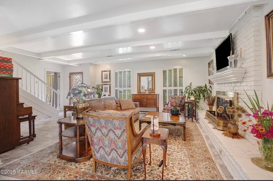 Living room - 113 Templeton Dr