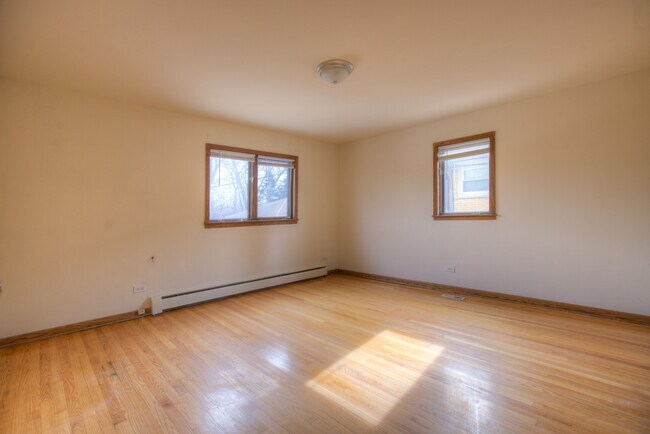 Building Photo - 5715 N Cicero Ave