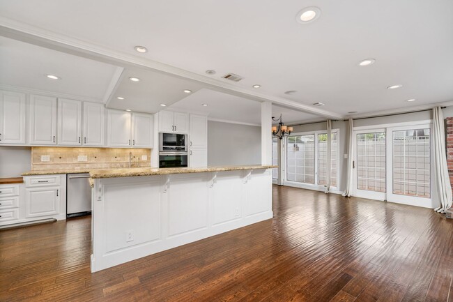 Building Photo - Upgraded 3 bed 2.5 bath Townhome in Newpor...