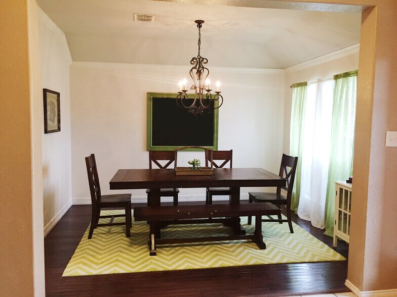 Primary Photo - 1666 Knoll Ridge Circle