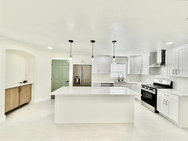 Building Photo - 15611 Walden Ave