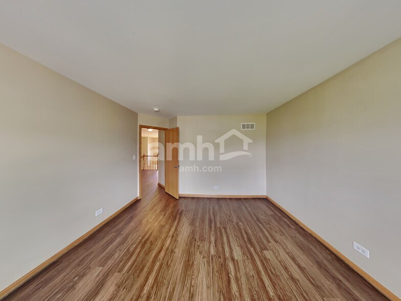 Building Photo - 1007 Angelica Cir