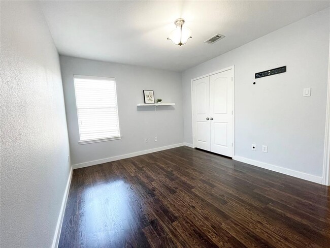 Building Photo - 26330 Longview Creek Dr