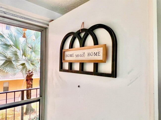 Building Photo - 2811 Somerset Dr