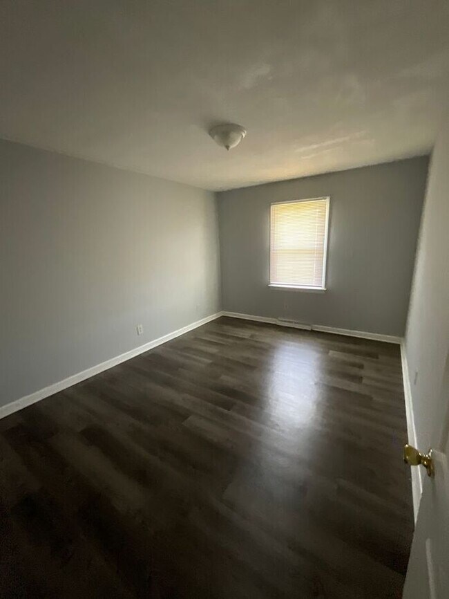 Building Photo - 3 bedrooms one bath apartment located in the Highlands, section of Portsmouth
