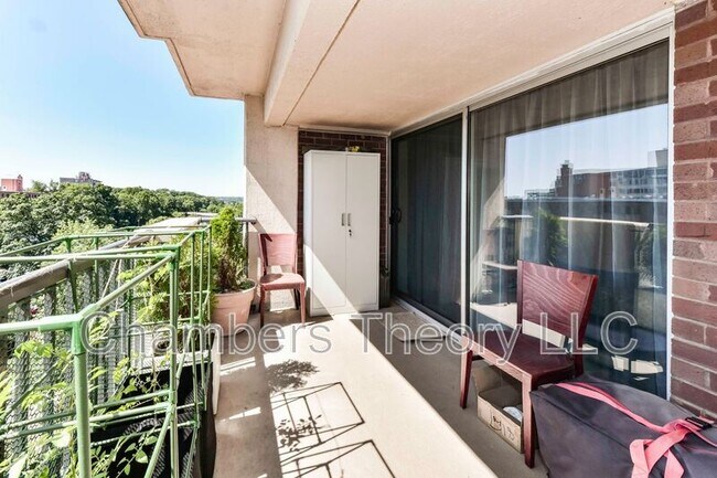 Building Photo - 1300 Army Navy Dr