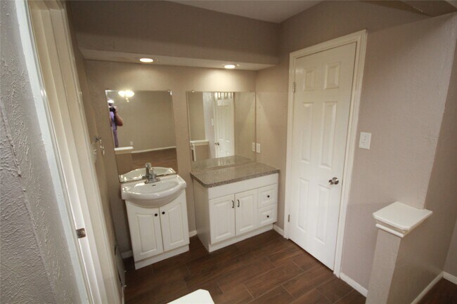 Building Photo - 7623 Alperton Dr