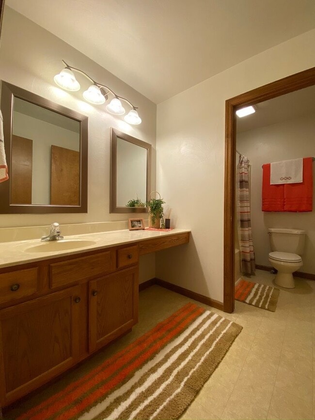 Building Photo - Wonderful 2BR Townhouse with Equipped Kitc...