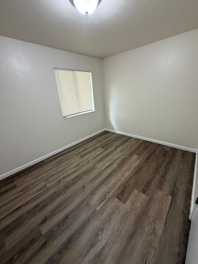 Building Photo - Refreshed Living