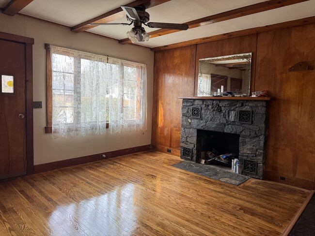 Building Photo - 814 Brattleboro Rd