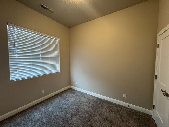 Building Photo - Townhome in Hurricane