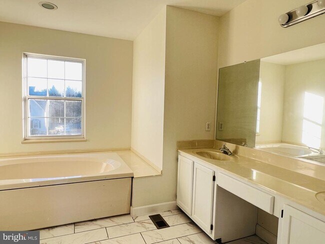 Building Photo - 102 Sweethollow Dr