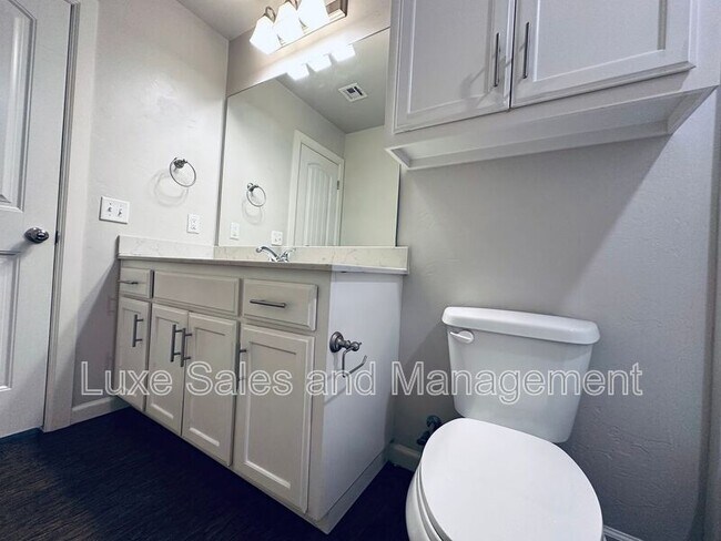 Building Photo - 11412 N Lincoln Blvd