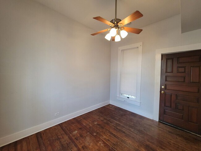 Building Photo - 113/115 Vitra Place