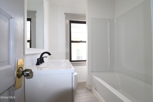 Building Photo - 442 Plymouth Ave