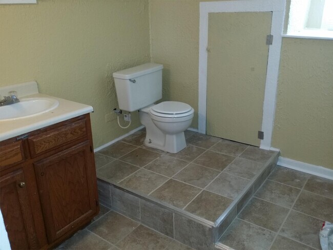 Building Photo - 1444 S Richland St