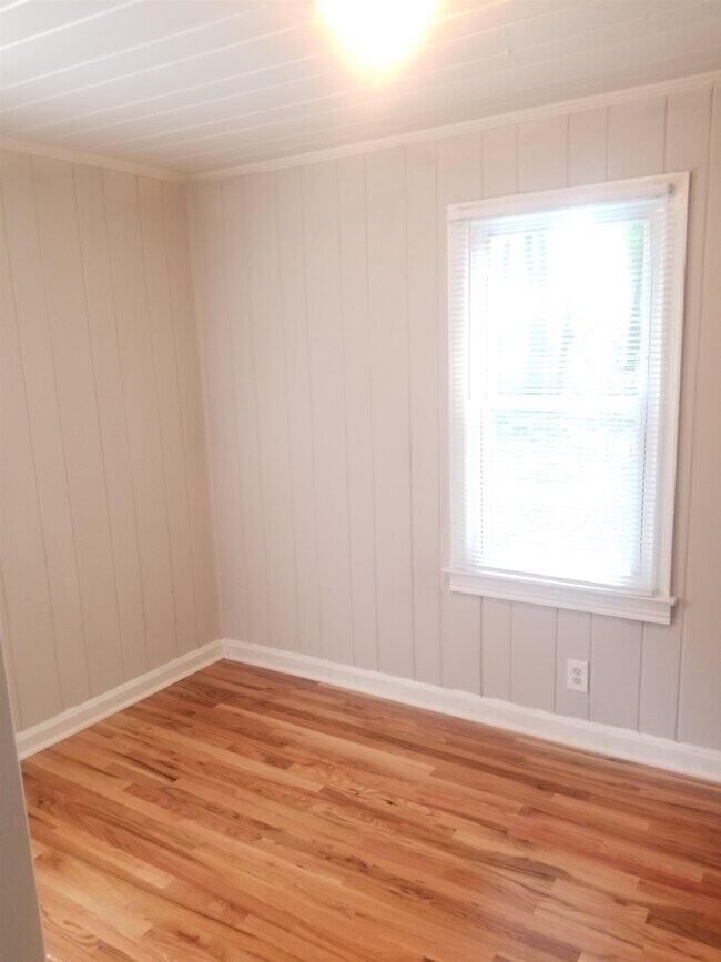 Building Photo - 2125 Burroughs Ave SE