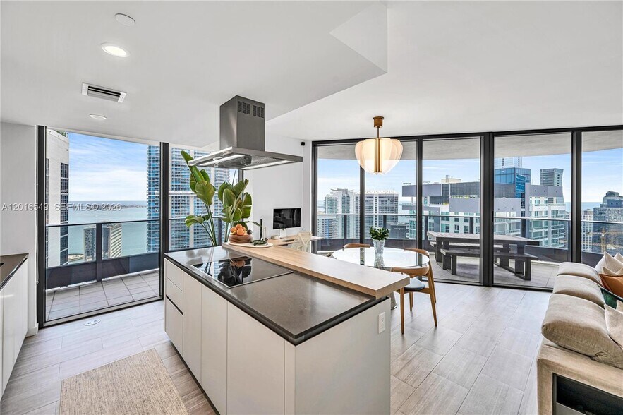 Building Photo - 1000 Brickell Plz