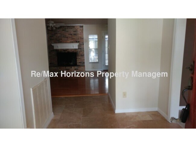 Building Photo - Great Northeast Home!