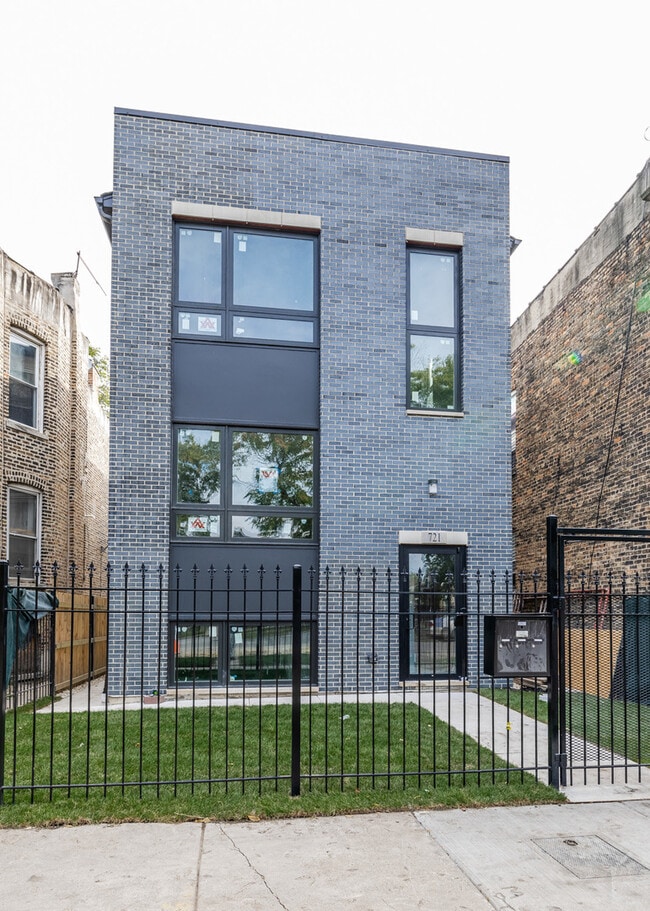 Building Photo - 721 N Hamlin Ave