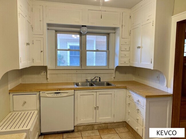 Building Photo - 216 Garfield St