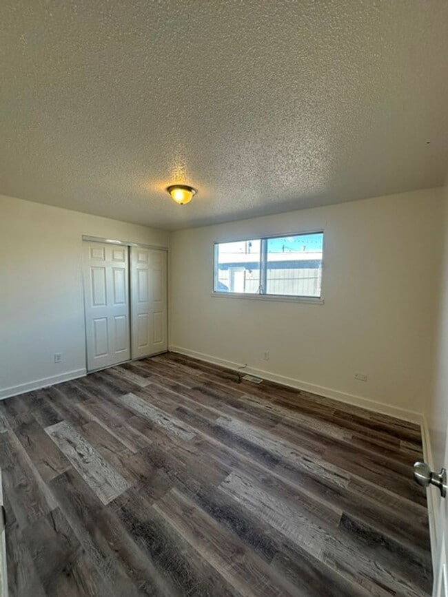 Building Photo - 3 Bedroom Duplex with Carport