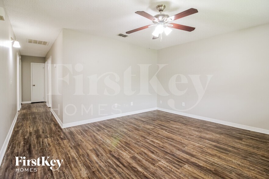 Building Photo - 7742 Club Duclay Dr
