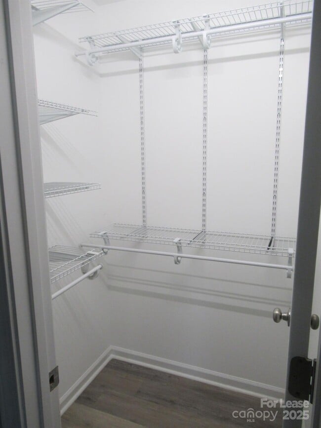 Building Photo - 143 Glen-Gar Dr