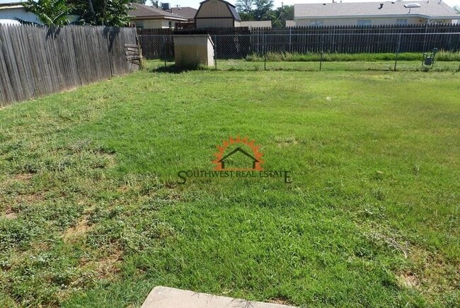 Building Photo - Spacious 3 bedroom 2 bathroom home.