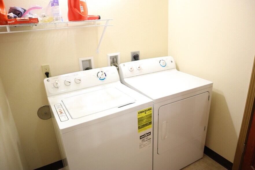 Building Photo - 158 N Tratt St