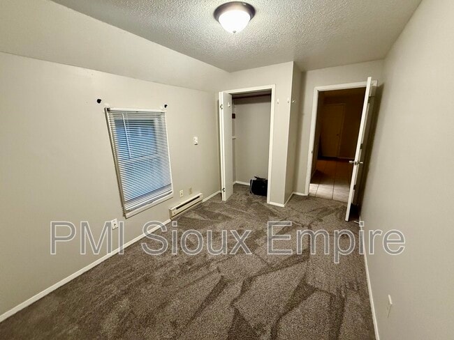 Building Photo - 609 S Spring Ave