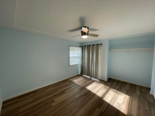 Building Photo - Large 5 bed 2 bath house
