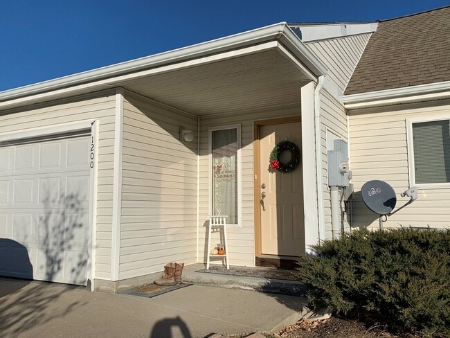 Building Photo - ALL WOOD FLOORS, LARGE BEDROOMS AND EXTRA STORAGE!