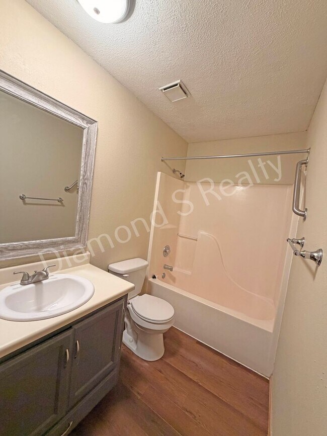 Building Photo - 2 Bed / 1 Bath Duplex in Ozark Available!